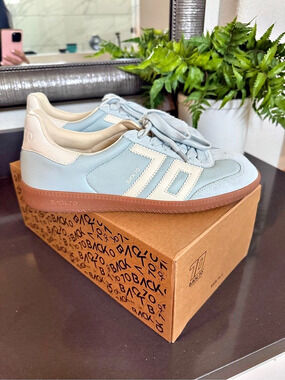 BACK70 Sneakers in Blue & White Like New